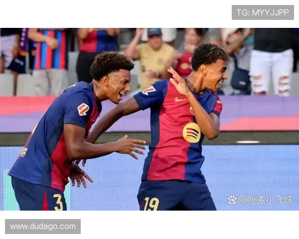 巴萨球星与小儿子共享温馨时光在球场上玩耍尽显父子情深