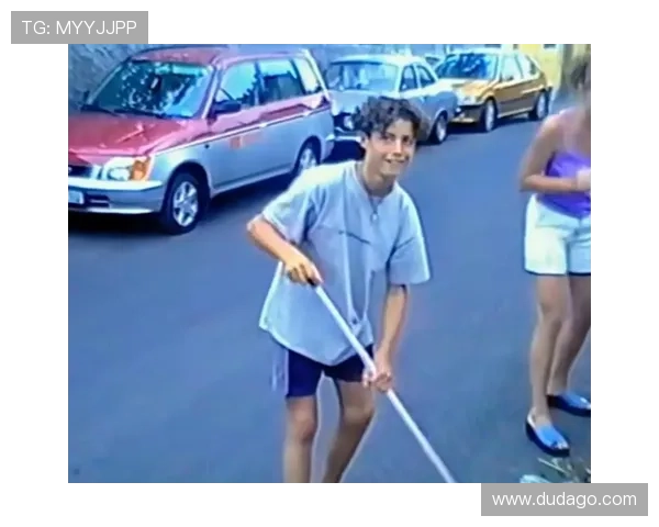 足球与音乐双栖明星：那些既踢球又唱歌的传奇人物