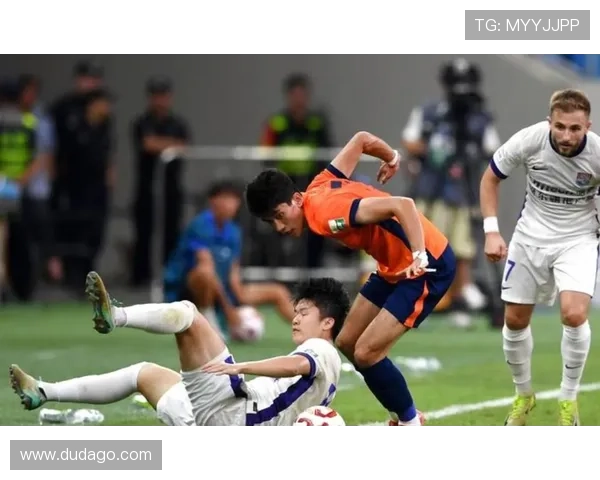 足球场上球星遭恶意犯规被打事件引发关注背后真相曝光