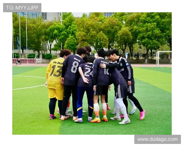 足球明星携手传递正能量 激励球迷共筑梦想与勇气 足球明星携手传递正能量 激励球迷共筑梦想与勇气